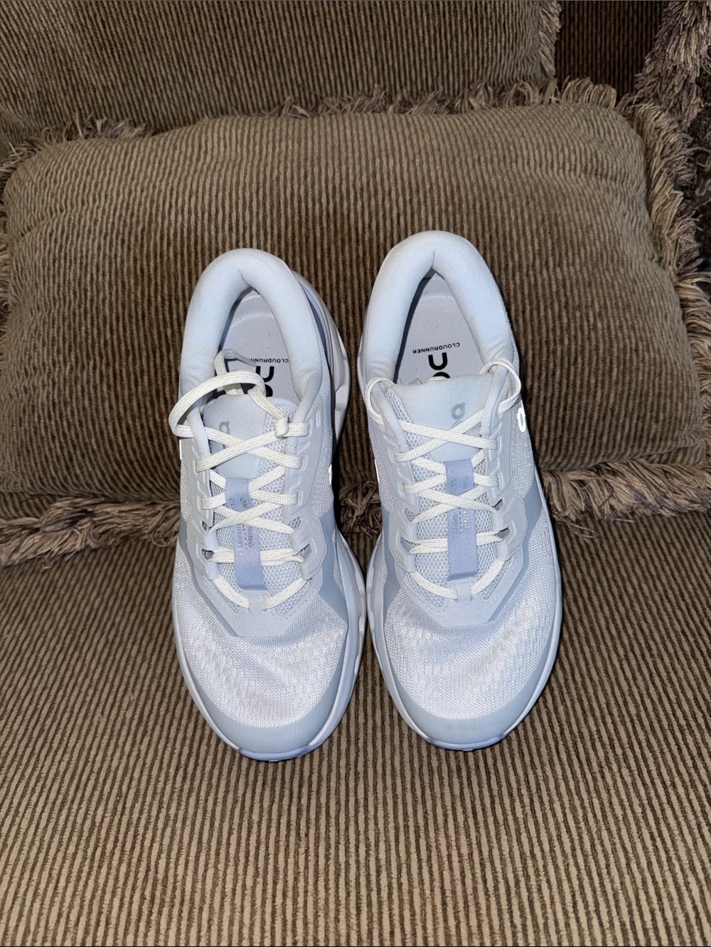 Ladies On Cloudrunner -3.  Sz 7.5 LNC - Picture 2 of 8